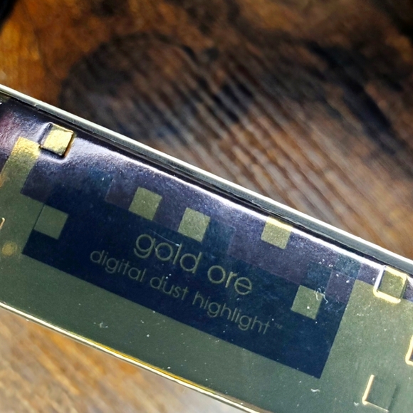 MELT cosmetics- digital dust highlighter (gold ore) - Picture 5 of 11